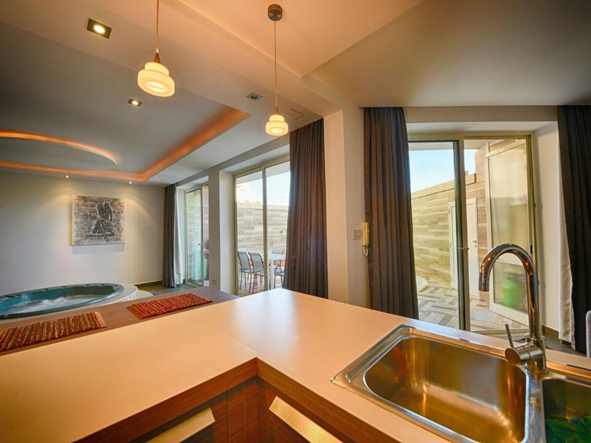 Anthony'S Maisonette Villa Qala Luaran gambar